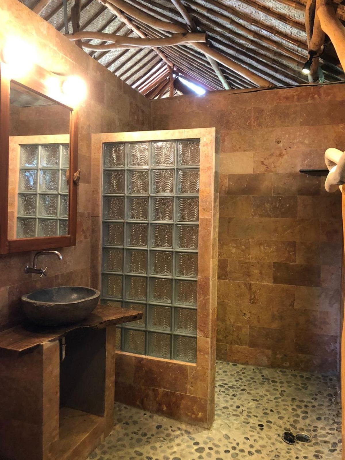 Yoga Bale House Hotel การางาเซ็ม ภายนอก รูปภาพ